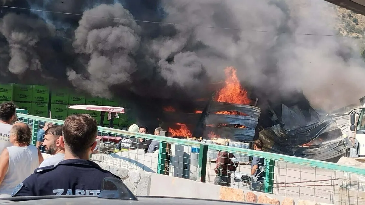 Bodrum'da bir yapı market deposunda çıkan yangın söndürüldü.