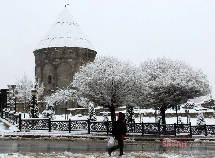 Erzurum’da kar kartpostallık görüntüler oluşturdu