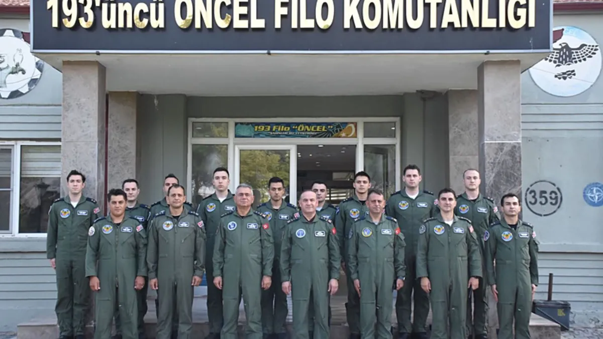 MSB görüntüleri paylaştı: Orgeneral Dalkıran, yılın ilk eğitim uçuşunu gerçekleştirdi! haber görseli