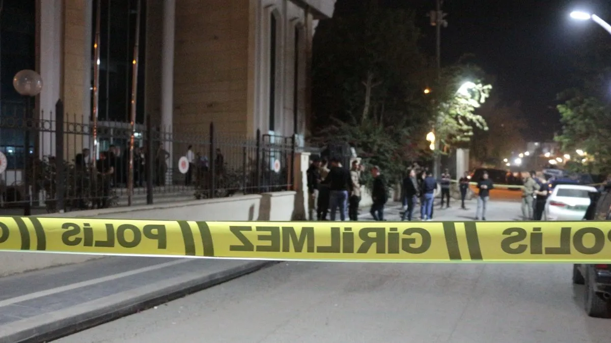 Cizre’de adliye önünde silahlı saldırı: 1 kişi hayatını kaybetti Cizre’de adliye önünde silahlı saldırı: 1 kişi hayatını kaybetti