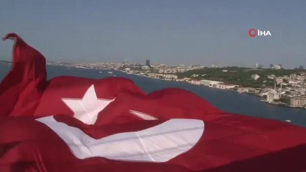 Darbenin 7’nci yılında dev Türk bayrağı 15 Temmuz Şehitler Köprüsü’ne asıldı | Video