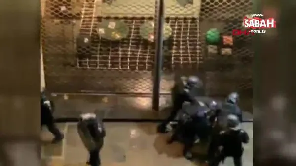 Fransa'da yedi polis, bir göstericiyi darp ederken görüntülendi! İşte tepki çeken o anlar...