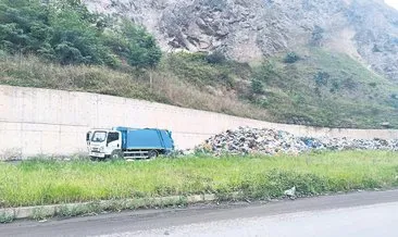 Yol kenarına çöp döküyor #trabzon