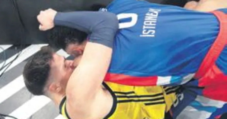 Kavga çıktı, ikisi de ihraç edildi