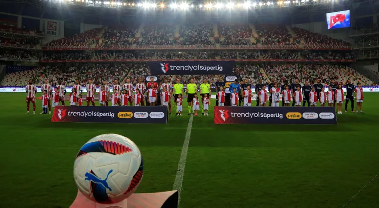 SON DAKİKA HABERLERİ: Antalyaspor Fenerbahçe maçında inanılmaz pozisyon! VAR kararı izleyenleri ikiye böldü