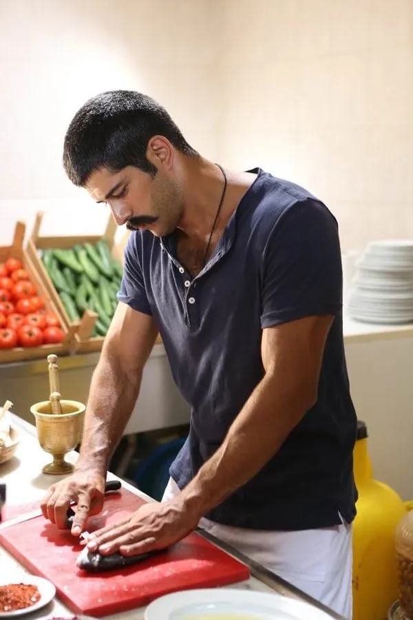 İranlı modal Mahlagha Jaberi, Burak Özçivit'in peşini bırakmıyor