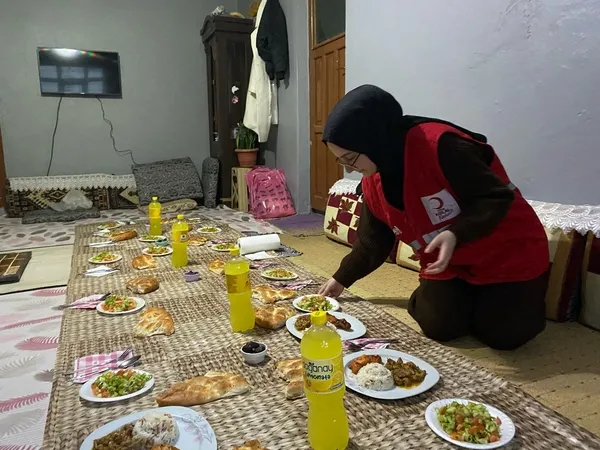 kizilay-agrida-ihtiyac-sahipleriyle-ramazan-sofrasinda-bulustu-1742648787921.jpg