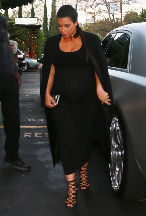 Kim Kardashian doğum kilolarını artık gizlemiyor