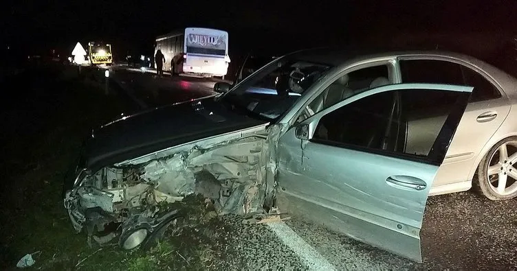 Ceyhan’da feci kaza! 2 otomobil kafa kafaya çarpıştı