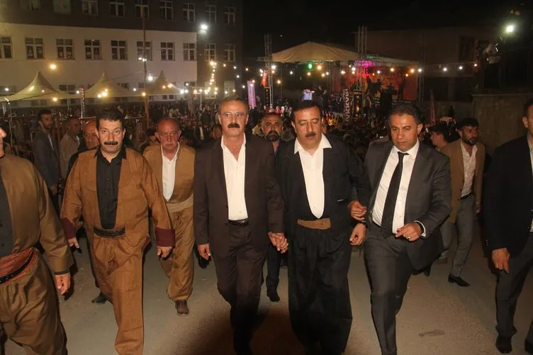 Aşiret düğününde altın şov: Kilo kilo taktılar!