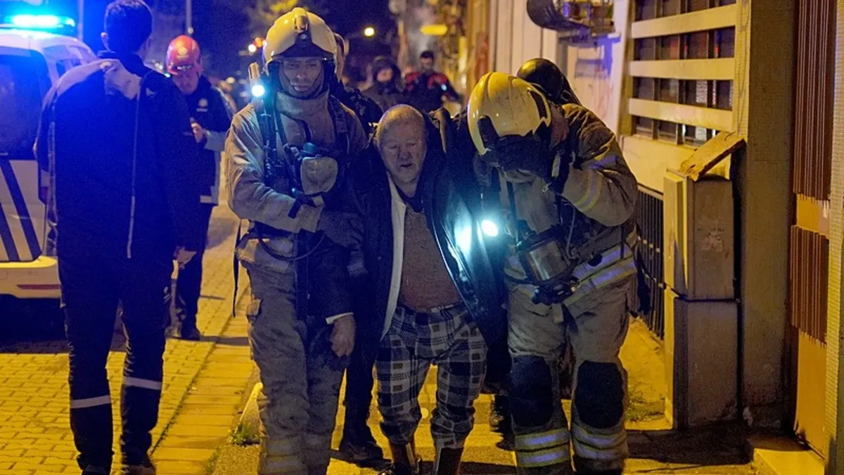 Kadıköy’de 4 katlı binada yangın: 1’i ağır 8 yaralı Kadıköy’de 4 katlı binada yangın: 1’i ağır 8 yaralı