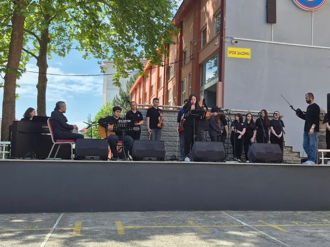 lise-ogrencileri-performansiyla-buyuledi-1747829463313.jpg