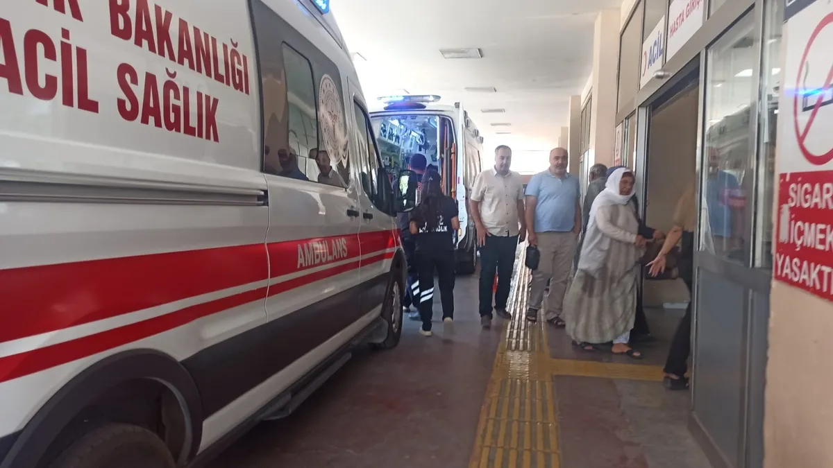 Şanlıurfa'da meydana gelen motosiklet kazasında hayatını kaybeden genç ve yaralılar için olay yerine gelen sağlık ve polis ekipleri.