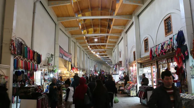 tarihi-maras-kapali-carsisi-yuzyillik-tarihi-ile-ticarete-yon-veriyor-1662898551571.jpg