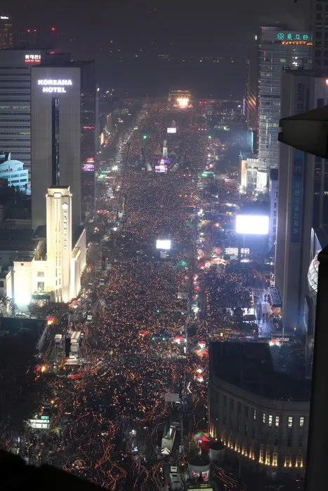 Güney Kore’de milyonlar sokağa çıktı