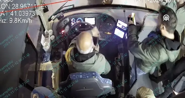 Halk otobüsünde dehşet anları: Şoföre, kaldırım taşıyla...