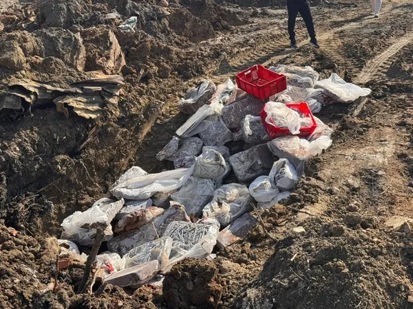 yol-kontrolunde-ortaya-cikti-tam-900-kilo-kacak-dana-cigeri-ele-gecirildi-1778858812277.jpg