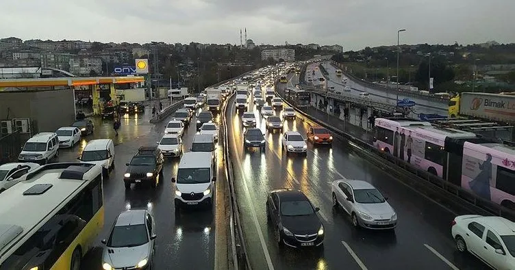 Trafik yoğunluğu yüzde 80 oldu! Mesai bitiminde yağışla birlikte trafik yoğunluğu yüzde 80 oldu