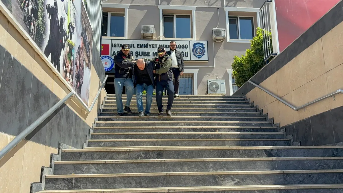 Polis yeleği ile yayın yapan şüpheli adliyeye sevk edildi: İfadesi pes dedirtti! “Polisleri çok seviyorum, o yüzden yayında…” Polis yeleği ile yayın yapan şüpheli adliyeye sevk edildi: İfadesi pes dedirtti! “Polisleri çok seviyorum, o yüzden yayında…”