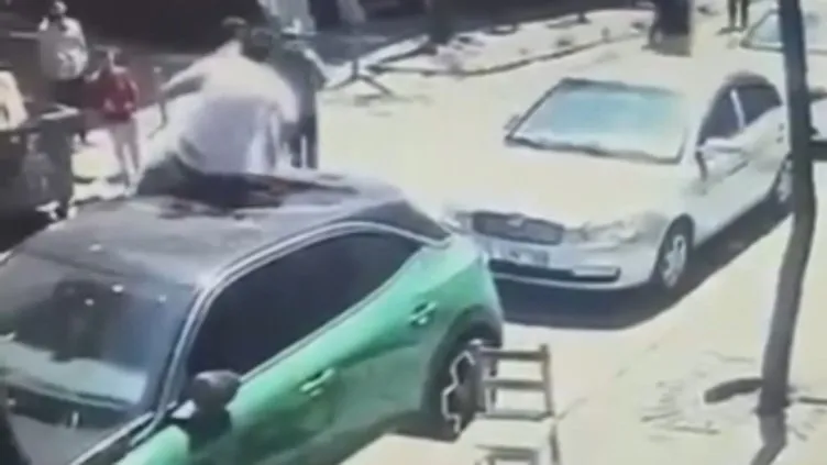 Deprem anında balkondan atlayıp arabanın üstüne düştü!