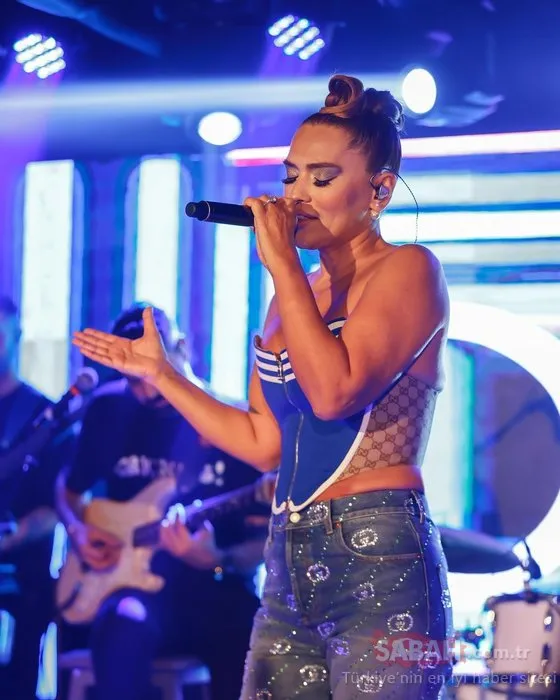 Demet Akalın’ın sahne tarzı gündem oldu! Simge Sağın’dan yorum gecikmedi