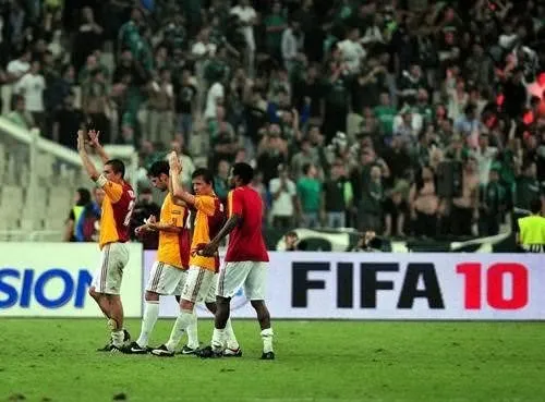 Aslan Atina'da kükredi