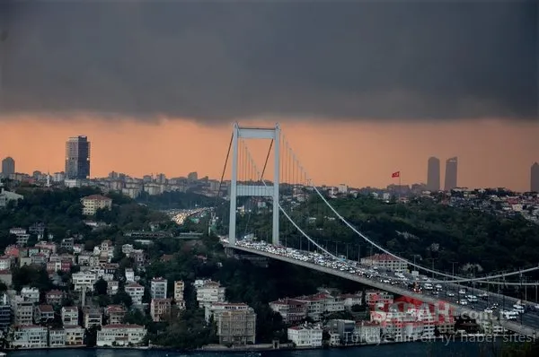 Bulutlar İstanbul Boğazı'nı kapladı