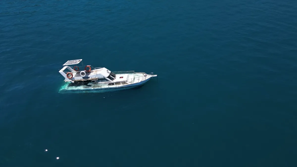 İzmir’de tekne su aldı: 6 kişi kurtarıldı İzmir’de tekne su aldı: 6 kişi kurtarıldı