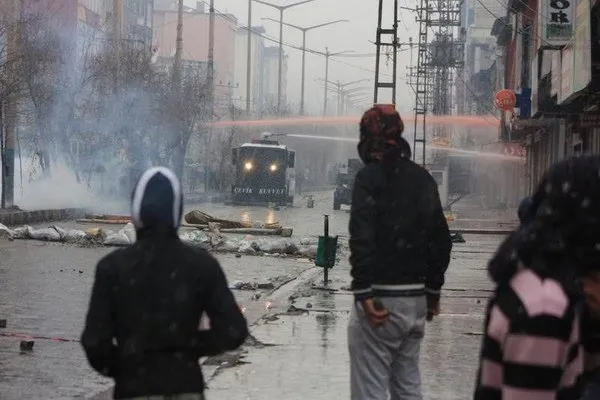 Ateş yakıp sloganlar atıyorlar