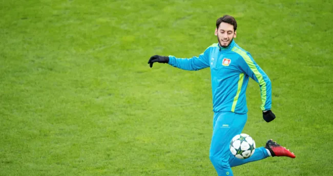 Hakan Çalhanoğlu resmen Milan'da - Son Dakika Spor Haberleri