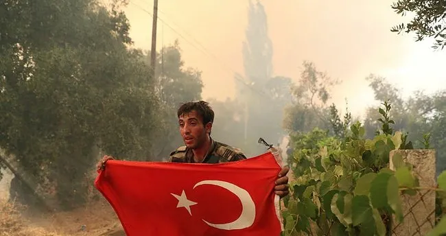 Azerbaycanlı itfaiyecilerin Türk bayrağı hassasiyeti! Bir an olsun elinden bırakmadı...