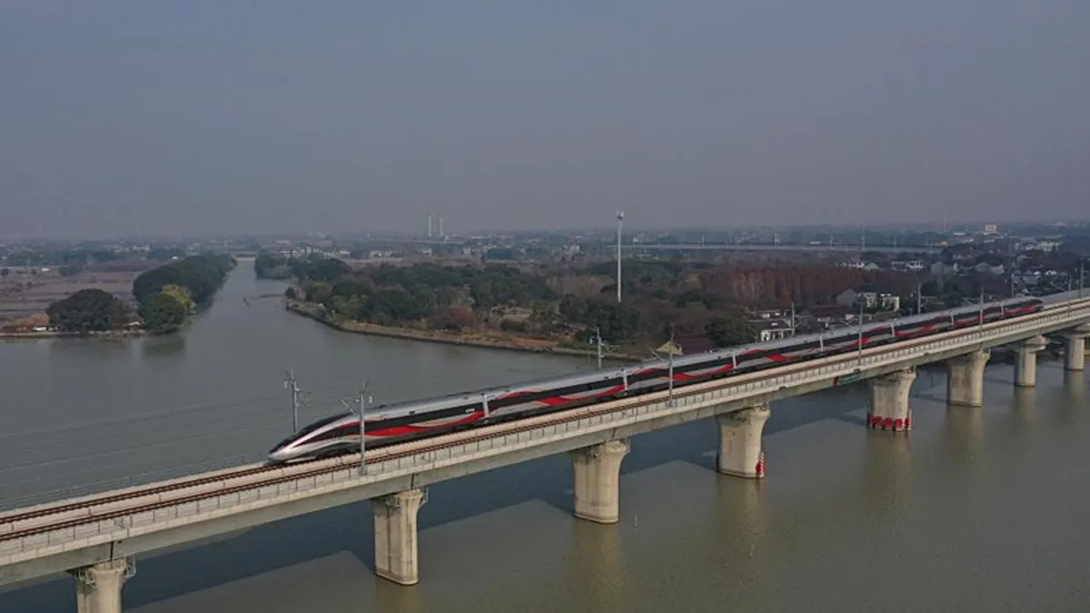 Çin’de demir yolu köprüsü çöktü: 5 ölü Çin’de demir yolu köprüsü çöktü: 5 ölü