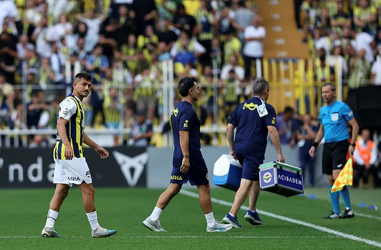 son-dakika-fenerbahcede-cengiz-under-soku-maca-devam-edemedi-1694961408122.jpg