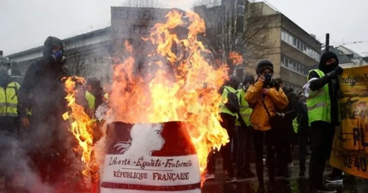Fransa’da sarı yelekliler otoyol gişesini ateşe verdi