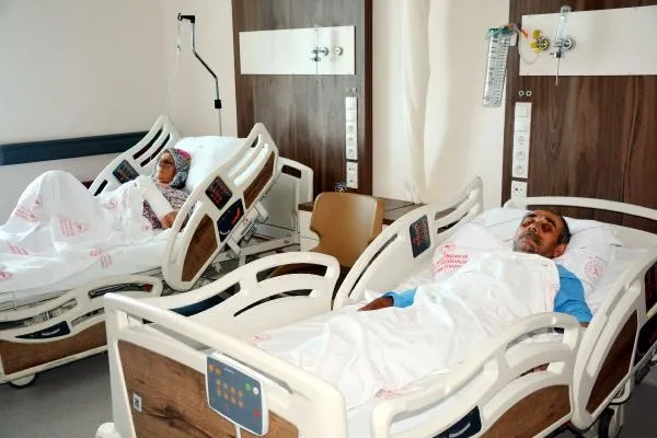 Bu nasıl evlat: Anne ve babasını hastanelik etti!