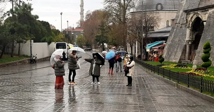 Kısıtlamada yollar meydanlar boş kaldı