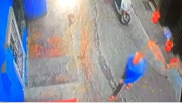 Beyoğlu'nda bir köpeğe şiddet uygulayan İranlı şahıs kamerada! | Video