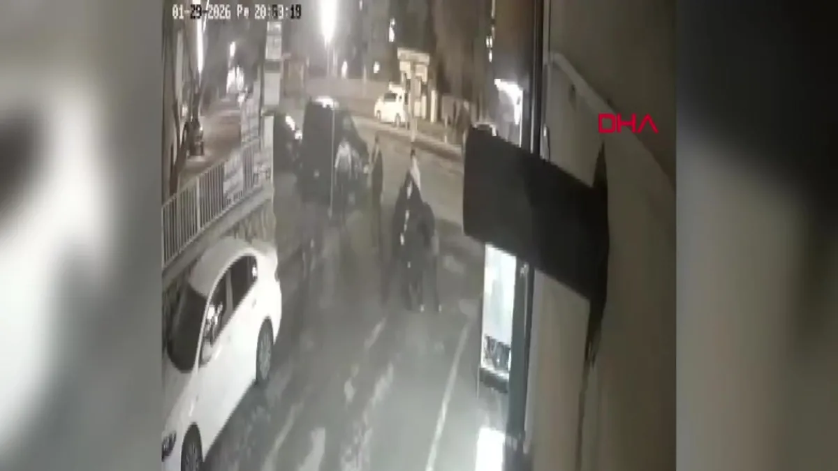 Mardin’de silahlı kavga kamerada: 1 yaralı | Video videosunu izle Mardin’de silahlı kavga kamerada: 1 yaralı | Video videosunu izle