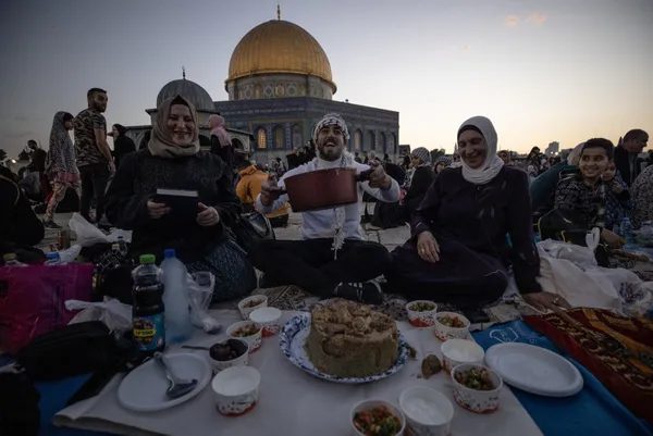 kuduste-bir-ramazan-gelenegi-mescid-i-aksadaki-iftar-sofralari-1681816930822.jpg