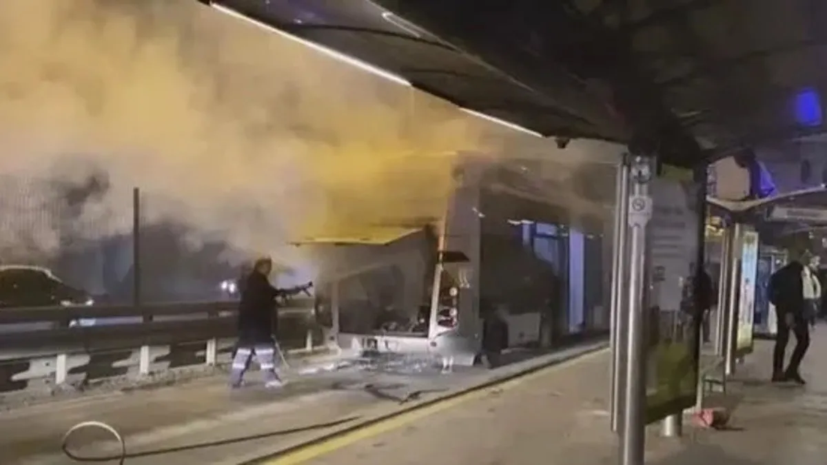 Metrobüste çıkan yangın korkuttu: Yolcular tahliye edildi! Metrobüste çıkan yangın korkuttu: Yolcular tahliye edildi!