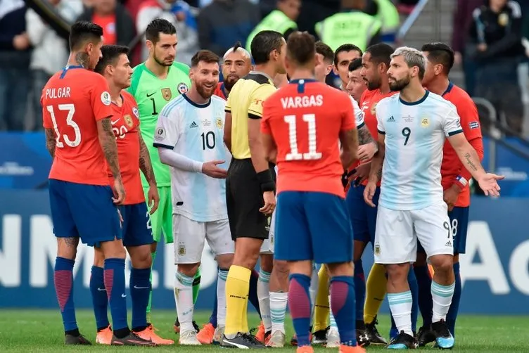 Arjantin-Şili maçında ortalık karıştı! Gary Medel ve Lionel Messi birbirlerine girdiler