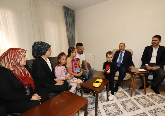 baskan-erdogan-yeni-yuvasina-kavusan-aileyi-evinde-ziyaret-etti-1729960168072.jpg