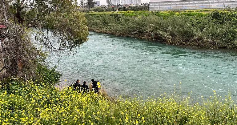 Mersin’de suya atlayan çocuk kayboldu!