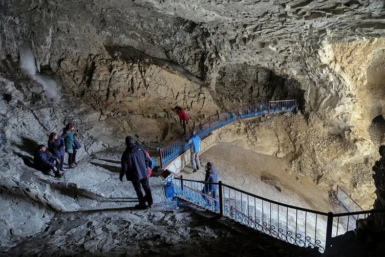 Nahçıvan’daki Ashab-ı Kehf mağaralarına turist ilgisi!