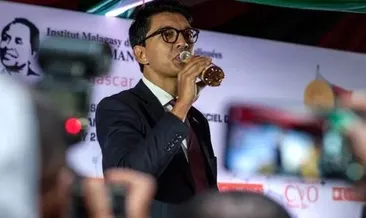 Madagaskar Cumhurbaşkanı Andry Rajoelina koronavirüsün ilacını bulduk diyerek canlı yayında içti