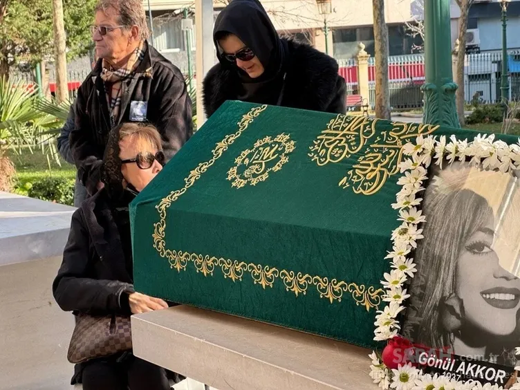 Kamuran Akkor’un ablası Gönül Akkor’un cenazesinde duygusal anlar! Selami Şahin Böyle bir ses Türkiye’ye bir daha gelmez
