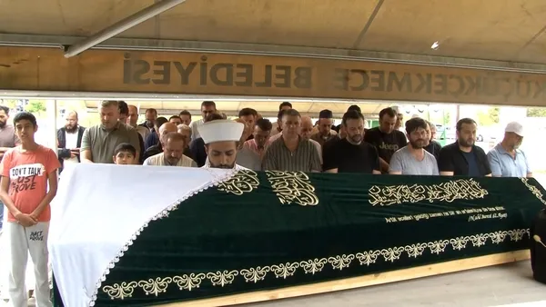 zeytinburnundaki-iett-otobusu-kazasinda-hayatini-kaybetmisti-murvet-tolon-gozyaslariyla-son-yolculuguna-ugurla-1788007157442.jpg
