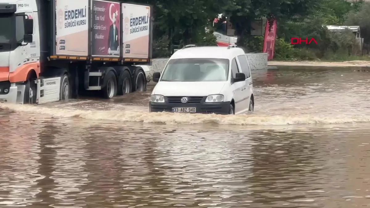 Mersin'de sağanak yağış! Ev ve iş yerlerini su bastı | Video