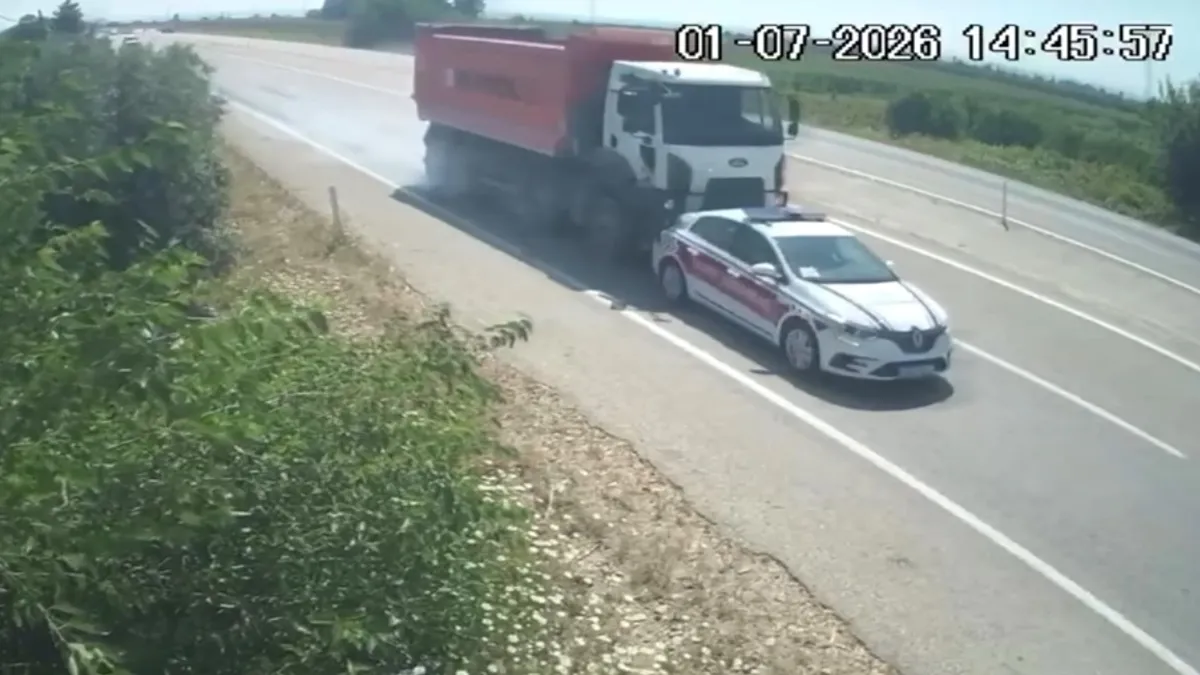 Adana’da korkutan kaza: Kamyon jandarma trafik aracına çarptı! 2 yaralı Adana’da korkutan kaza: Kamyon jandarma trafik aracına çarptı! 2 yaralı