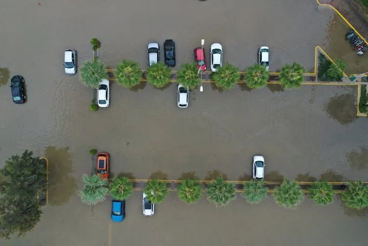 İzmir'deki sel felaketi havadan görüntülendi! Araçlar sular altında kaldı